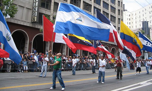 Los inmigrantes latinos contribuyen a la economía de esta nación. 