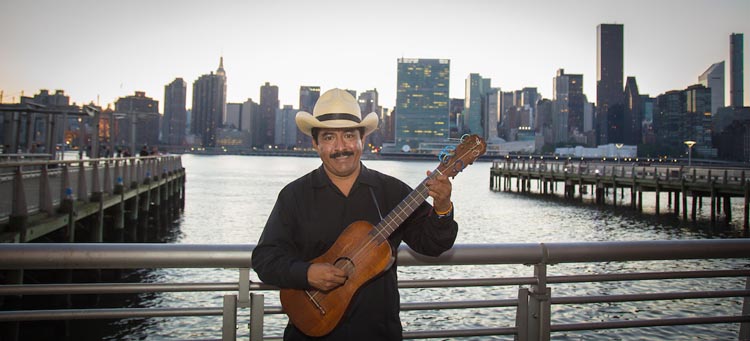 Zenén Zeferino en Queens, Nueva York. Foto Gustavo Rodríguez