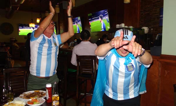 El festijo de los argentino en el restaurante y bar El Barril de la avenida 37 en Jackson Heights. Foto Oscar Frasser