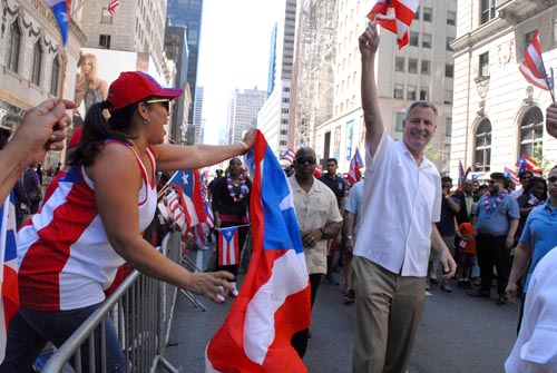 El alcalde Bill de Blasio en el Desfile Nacional Puertorriqueño 2016..