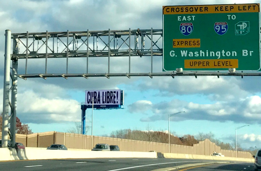 En la ruta 80 de Nueva Jersey, antes de llegar al Puente Washington, este letrero electrónico sugiere que habrá libertan en Cuba con la muerte de su líder Fidel Castro. Foto Oscar Frasser