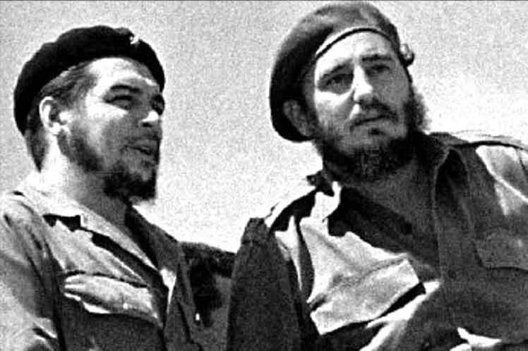 El revolucionario argentino Che Guevara y Fidel Castro. Foto archivo
