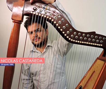 Nicolás Castañeda y su harpa.