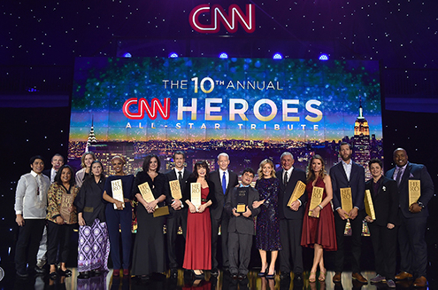 Efren Penaflorida, Brad Ludden, Pushpa Basnet, Liz McCarthey, Umra Omar, Georhie Smith, Chad Pregracke, Sherri Franklin, Anderson Cooper, Jeison Aristizabal, Kelly Ripa, Harry Swimmer, Becca Stevens, Craig Dodson, Luma Mufleh y Sheldon Smith posan durante la gala CNN Heroes 2016 en el American Museum of Natural History el pasado 11 de diciembre en la ciudad de Nueva York. (Foto Michael Loccisano/Getty Images for Turner Broadcasting System, Inc.)