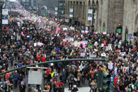La multitud desplazándose por Manhattan. Foto Humberto Arellano