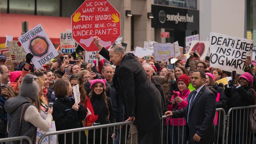 El senador Charles Schumer estuvo alentando a las mujeres durante la marcha en Nueva York. Foto Oscar Frasser