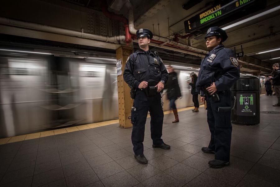Policías vigilando las estaciones de los trenes de Nueva York.