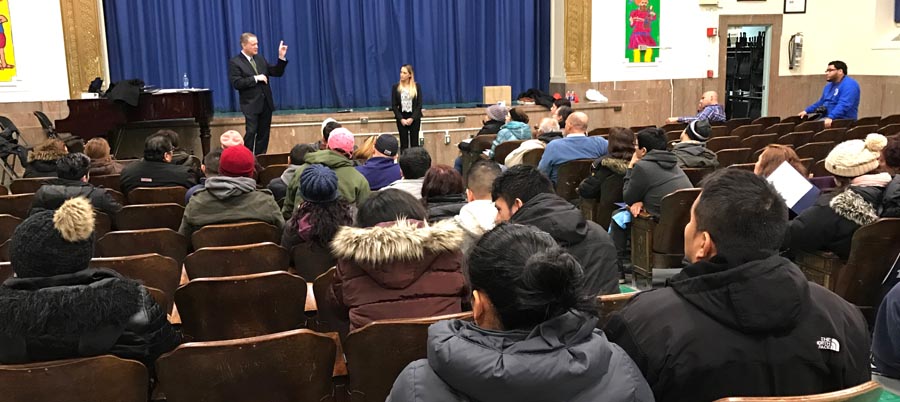Los abogados Richard La Salle y Elizabeth Cardona frente al público latino.
