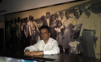 El autor de esta nota en La Cueva de Barranquilla, en donde se cuelgan las fotos de Nereo López, quien prefirió morir en Nueva York.