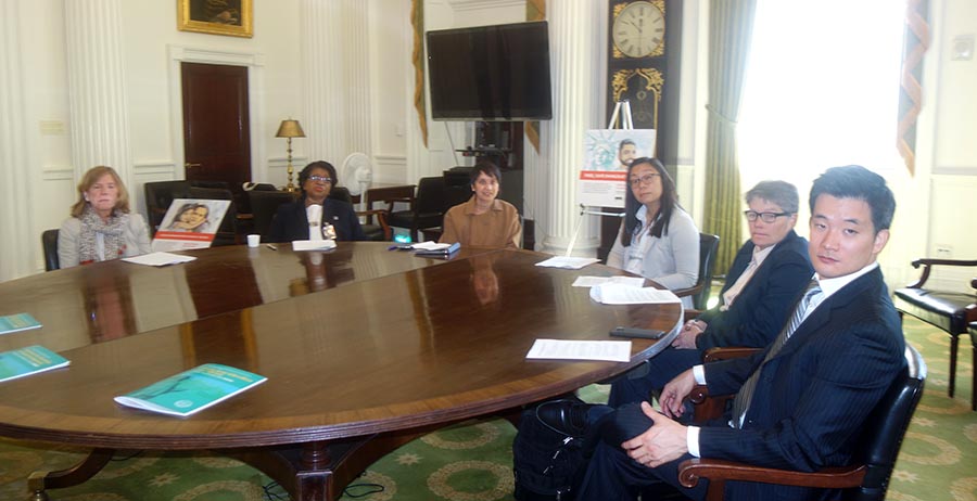 En la Alcaldía de NY, desde la izquierda, Randy Retkin de New York Legal Assistance Group, Martha A. Sulivan, CEO del Gouverneur Hospital, Comisionada Nisha Agarwal de MOIA, Kim To, Directora de Desarrollo de vivienda en ANHD, Victoria Neilson, Directora Legal de Immigrant Justice Corps, y James Hong, Co-Director de Minkwon Center en Flushing, Queens.