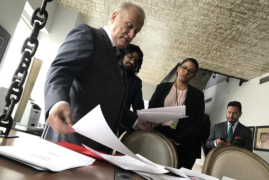 Rocky de la Fuente con periodistas étnicos en la ciudad de Nueva York.