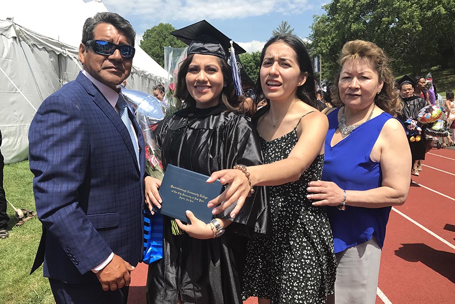 Desde la izquierda, Jaime Baculima, Jessica, Karina y Fany Velin.