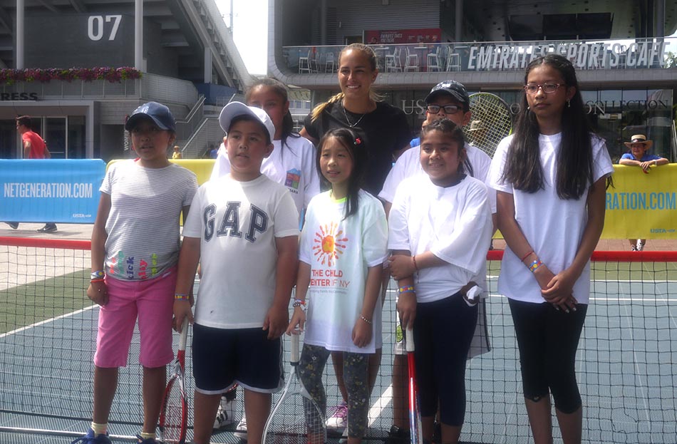 Los niños disfrutando con la tenista Mónica Puig. Foto Marcela Alvarez.
