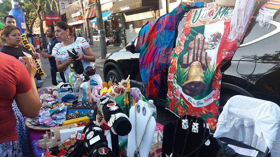 Los vendedores de productos latinos se hicieron presentes durante el Carnaval de la Cultura en Junction Boulevard.