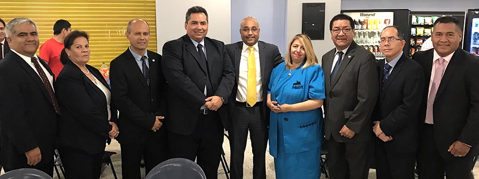 Cónsules de Centroamérica y personalidades rodeando al senador José Peralta y la jueza Carmen Velásquez.
