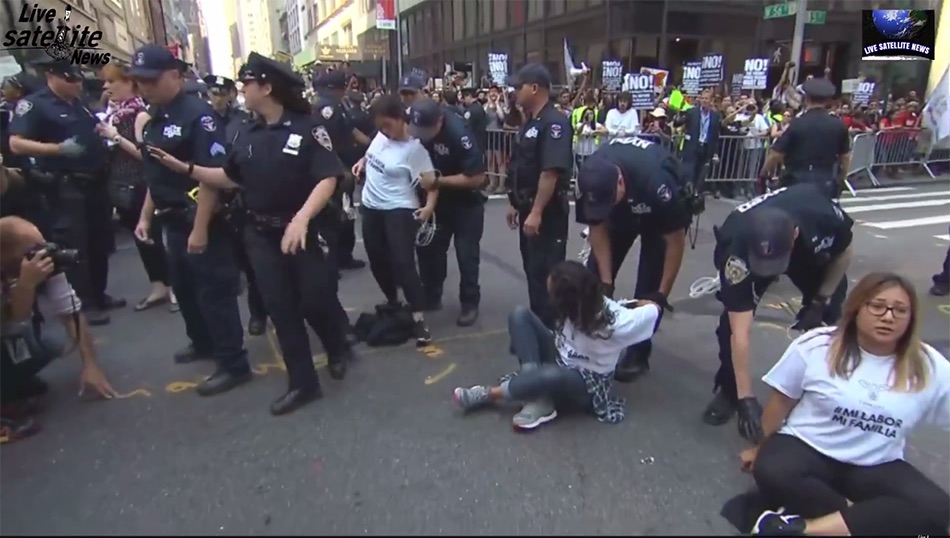 Varios soñadores fueron arrestados por protestar frente al edificio del presidente Trump en Manhattan.