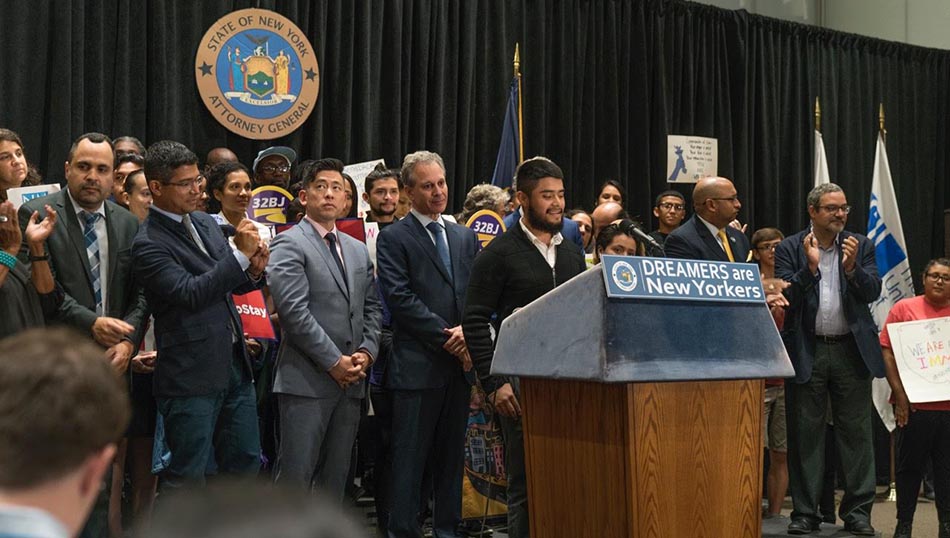 El fiscal del estado de Nueva York, Eric Schneiderman, al centro, de corbata azul y rodeado de políticos y activistas, cuando anunciaba su demanda a la administración de Trump por terminar el programa DACA. Foto Oscar Fraser