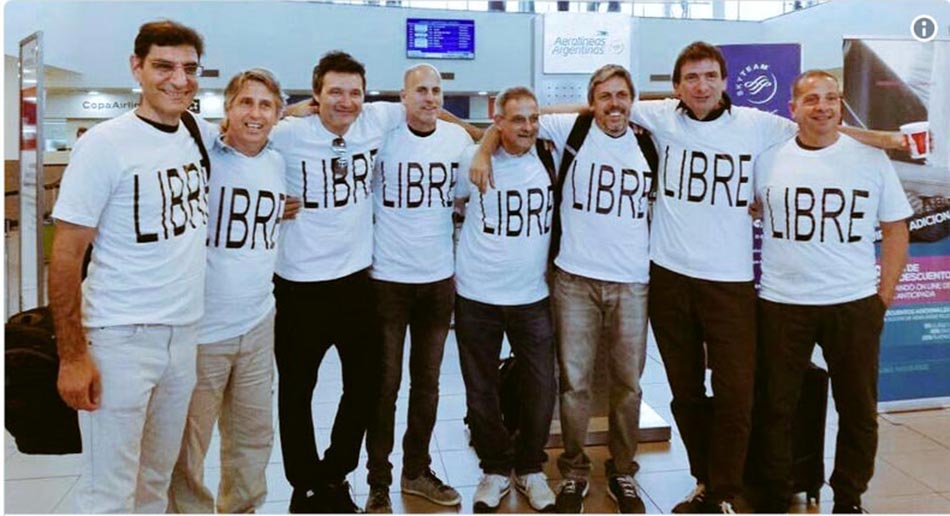 El grupo de argentinos que se encontraba en Nueva York celebrando haber sido compañeros de escuela en 1987.