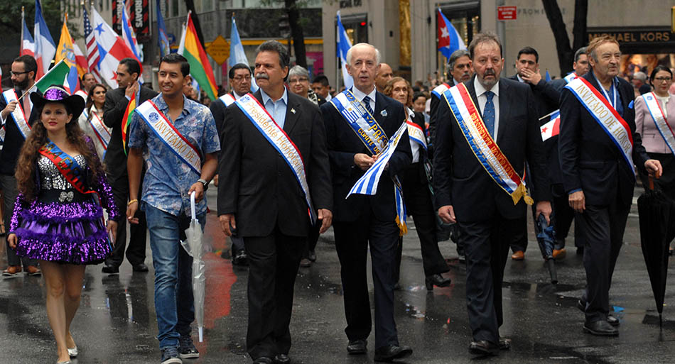Organizadores y delegados marcharon al frente del Desfile de la Hispanidad. Foto Humberto Arellano