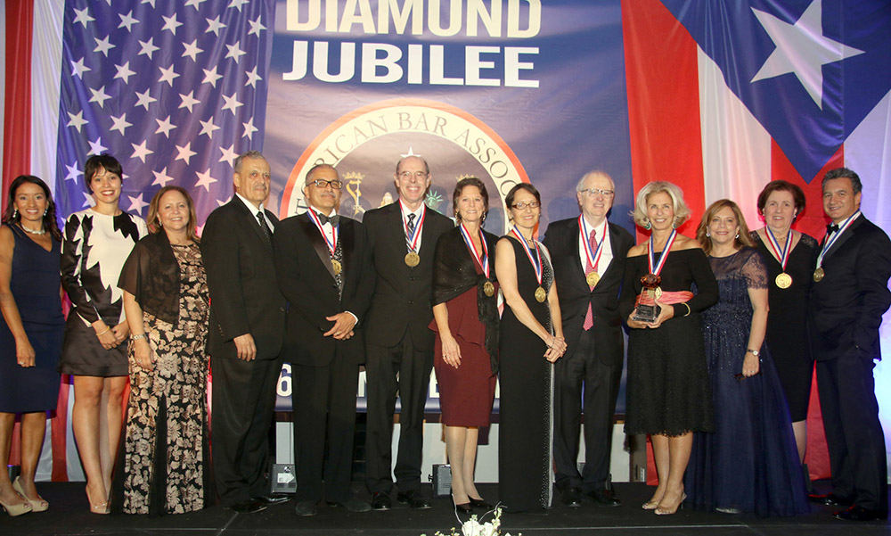 Carmen Pacheco, presidenta de la PRBA, durante la gala rindió  homenaje a; Juez de la Corte de Apelaciones estado de New York - Robert L. Haig, Esq por su excelencia judicial, Kelley, Drye & Warren LLP- diversidad de la firma de abogados, Embajadora Mari Carmen Aponte, legado de por vida y Elisa D. Garcia, Esq.-Oficial legal de Macys se llevó liderazgo corporativo. Foto Vincent Villafañe