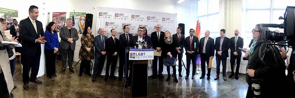 Delegados de la ciudad de Nueva York y del estado durante la apertura del LGBT Network en Long Island City, Queens. 