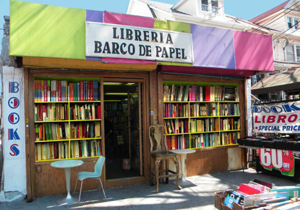 Entrada a la Librería Barco de Papel en la calle 80 de Jackson Heights, Queens.