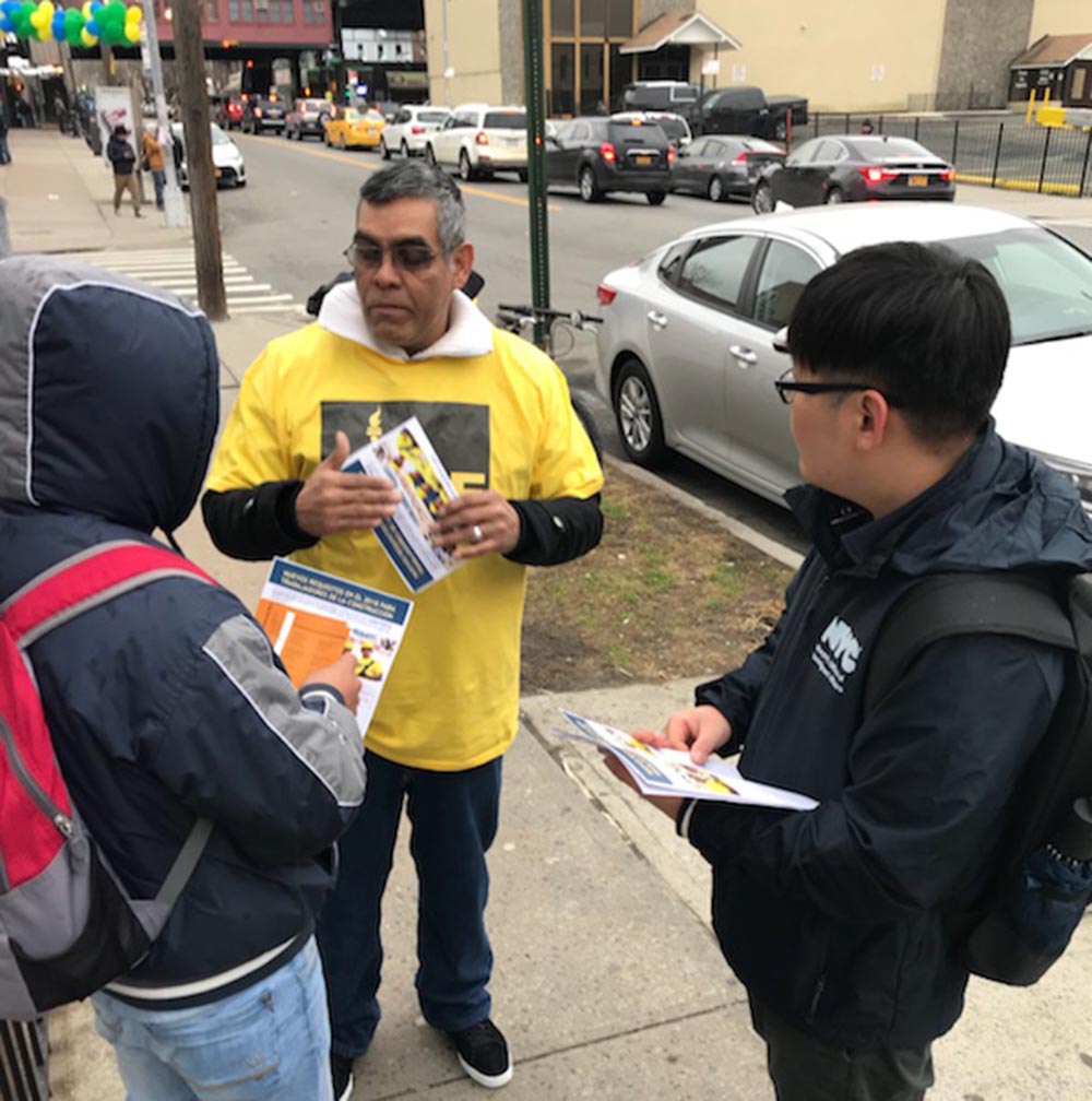 Representantes de la ciudad de Nueva York repartiendo volantes sobre los cursos de OSHA 10 entre jornaleros de Queens. Foto NYC cortesía