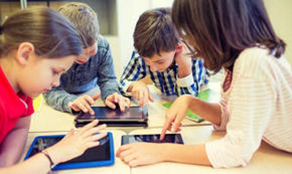 Los niños aprenden con tecnología digital sobre el mundo salvaje y la protección de la naturaleza. Foto WWF
