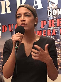 Alexandria Ocasio, candidata a congresista en Nueva York, también se hizo presente y habló de la unión de los latinos.