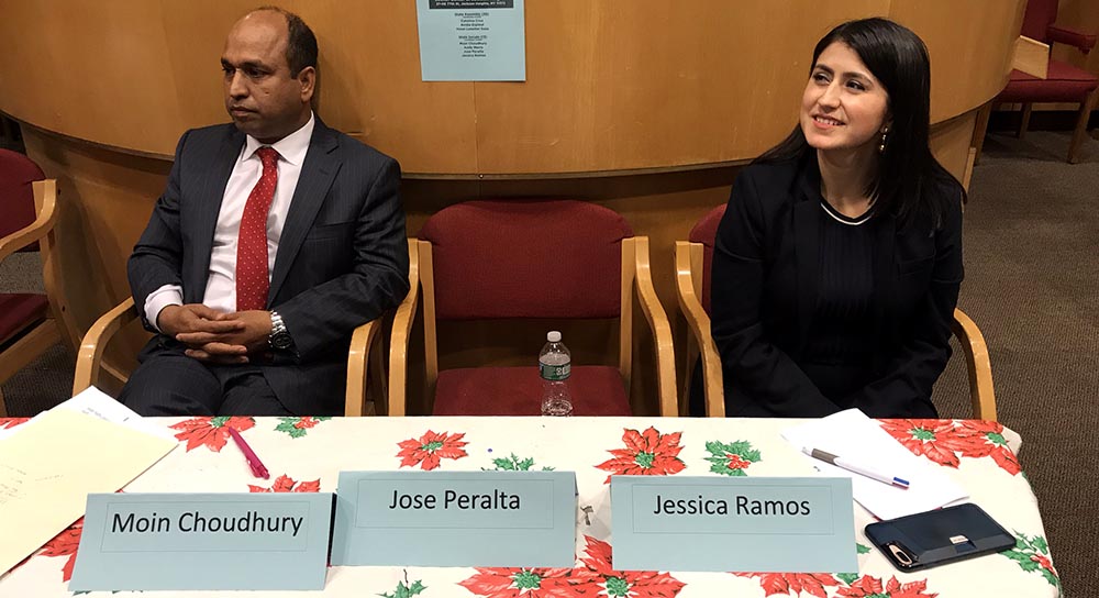 Moin Chau y Jessica Ramos con la silla vacía que dejó el senador José Peralta.