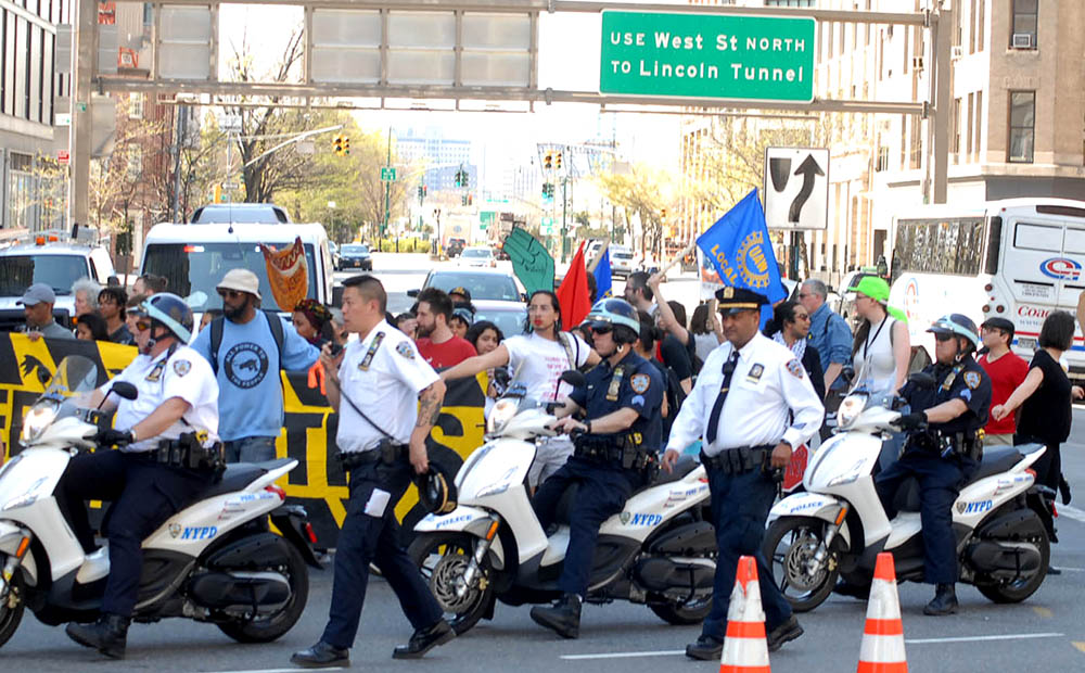 La presencia policía fue notoria en todas las manifestaciones durante el Día del Trabajo en la ciudad de Nueva York. Foto Humberto Arellano