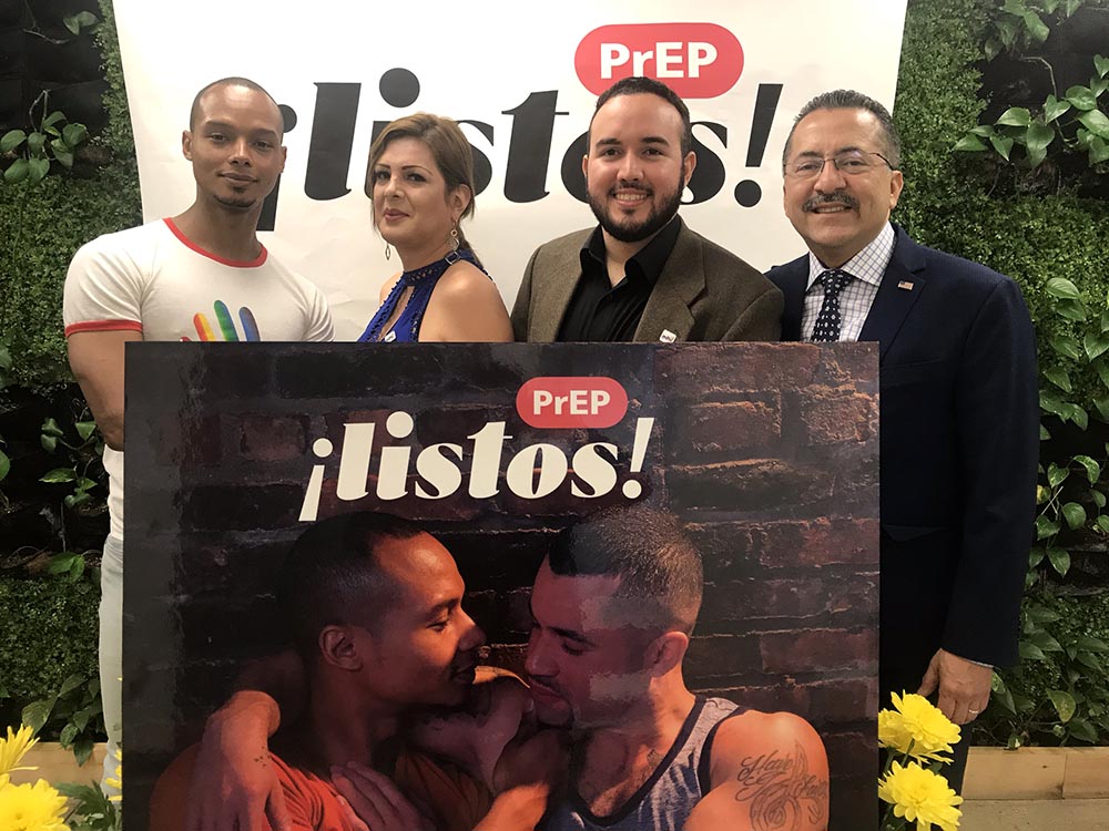 En Oasis LGBTS Wellness Center de Manhattan, desde la izquierda, Ebdier Benítez, Jessica Mendoza, clienta de Oasis, Yasber Soberal y Guillermo Chacón. 