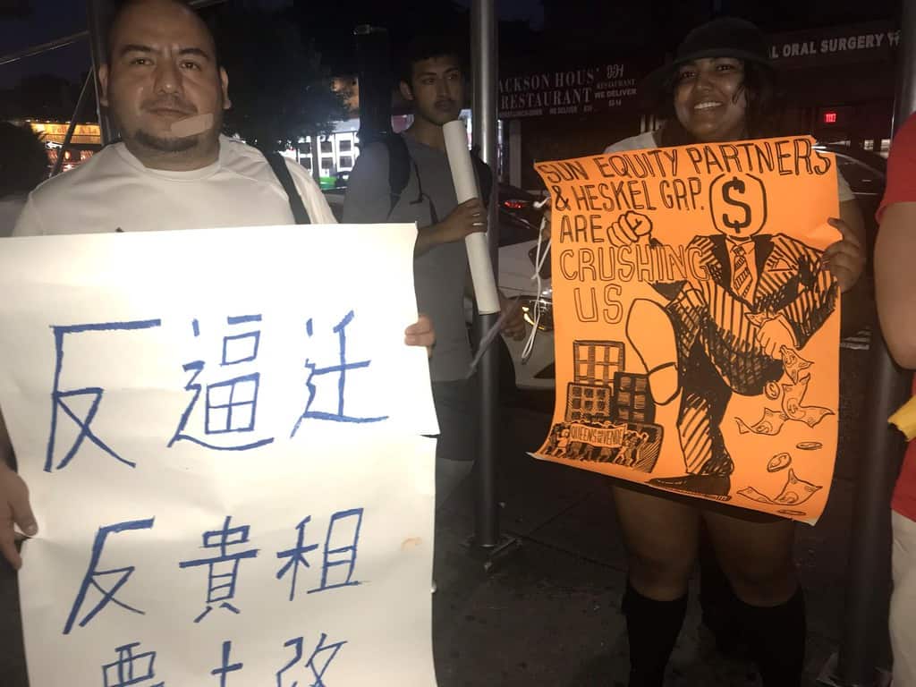 Los manifestantes exhibieron carteles en contra de la carestía de los arriendos y el desplazamiento de la comunidad.