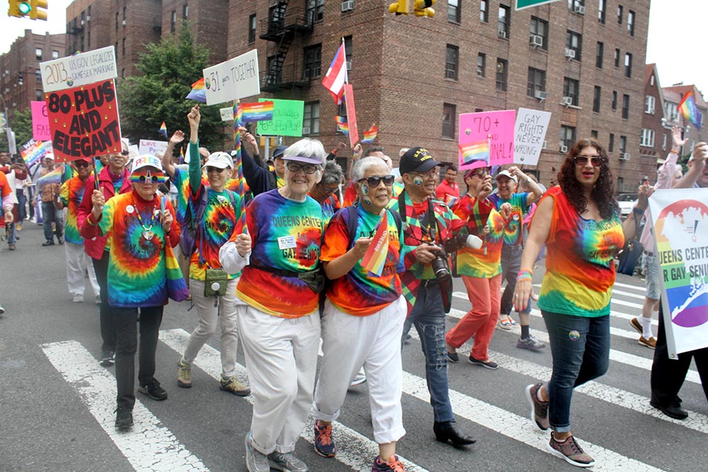 La comunidad gay, de cualquier edad, se hizo presente en este desfile de Queens que exalta la inclusión y la diversidad. Foto Humberto Arellano