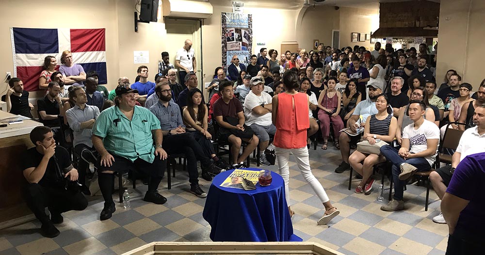 La gran mayoría de los asistentes en el Club Hermanos Unidos de Queens no fueron latinos.