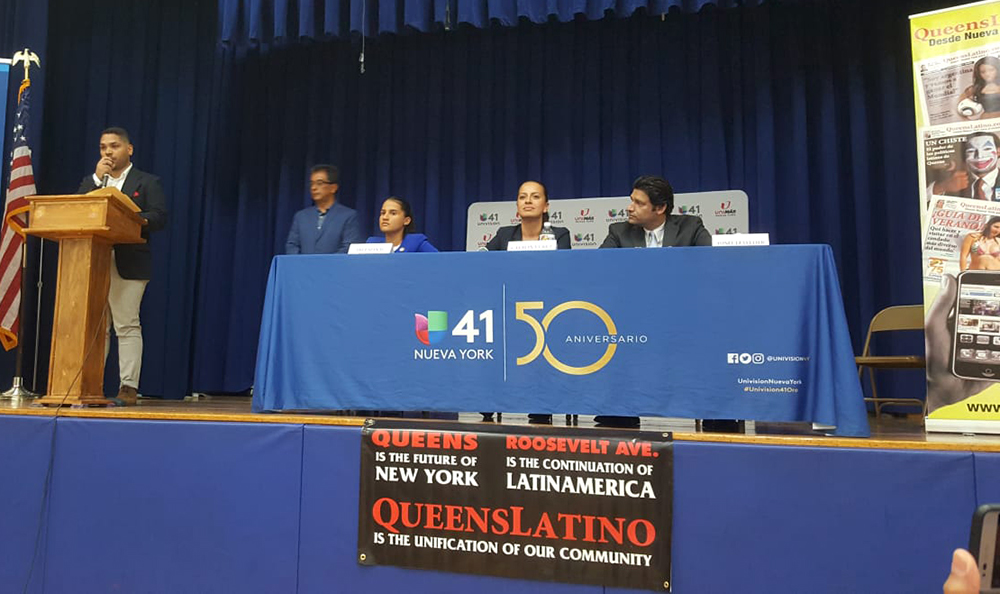 En el pódium, Danny Mendoza, y en la mesa, desde la izquierda, Ari Espinal, Catalina Cruz y Yenel Letellier.