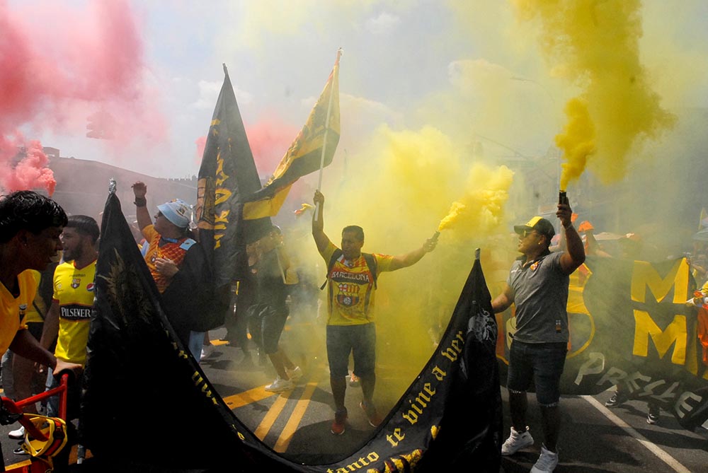 El uso de humo está prohibido en los Estados Unidos y por eso no permitirán que vuelvan a desfilar las barras bravas de fútbol. Foto Humberto Arellano