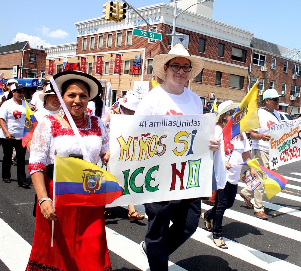 Ecuatorianos en contra del Departamento de Inmigración (ICE) y a favor de los niños y las familias. Foto Humberto Arellano