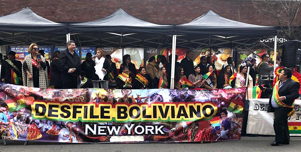 La tarima de los organizadores del Desfile Boliviano de Queens al final del evento. Foto Danny Mendoza