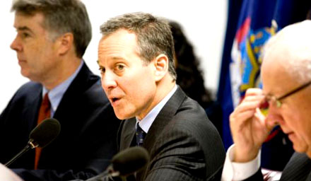 Cuomo firma ley para emplear a juventud de NY