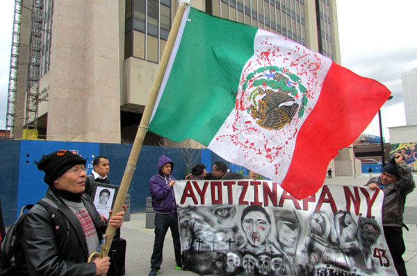 Padres de Ayotzinapa llegan a NY y marchan en Queens