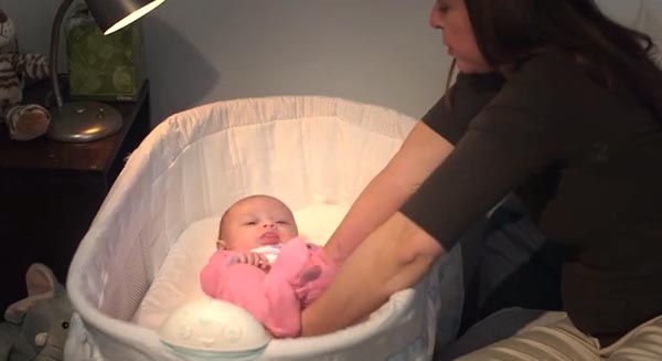 NYC busca prevenir la muerte de bebés por dormir con adultos