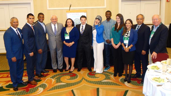 Financial Service Centers of NY otorga becas a estudiantes del área