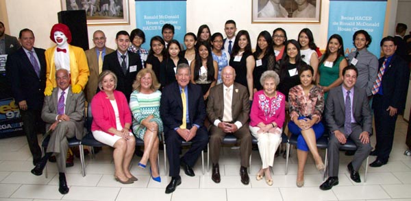 McDonald entrega $300,000 en becas a estudiantes latinos