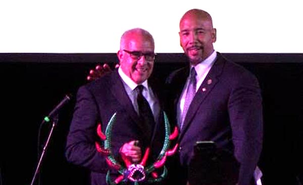 Dueño de McDonald’s Tony Rodríguez recibe Premio de Responsabilidad Corporativa del Desfile Nacional Puertorriqueño