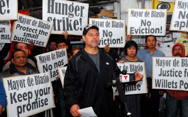 Obreros latinos de Willets Point en huelga de hambre