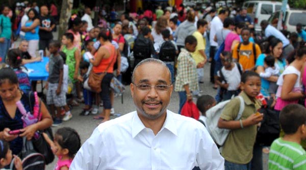 Senator Jose Peralta to give away backpacks, school supplies
