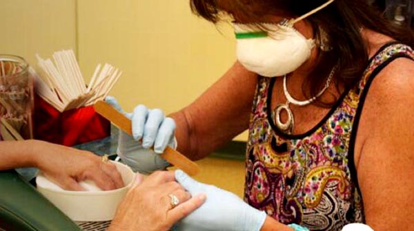 Gobernador Cuomo regulariza salones de uñas