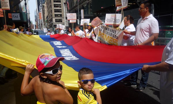 Plantón en NY contra la paz en Colombia y el presidente Santos