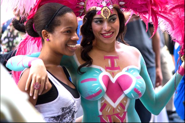 El ‘hostigamiento’ de senos al aire en Time Square